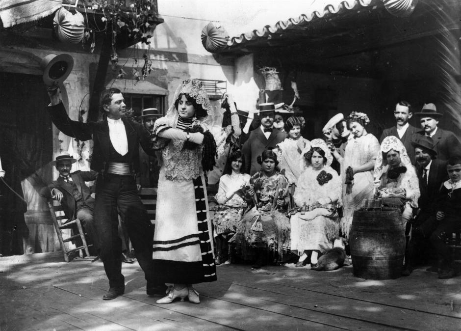 Jóvenes bailan unas sevillanas, en la Romería de las Fiestas Mayas de 1934, organizada por el Liceo Andaluz y que patrocinaba el Ayuntamiento de Madrid