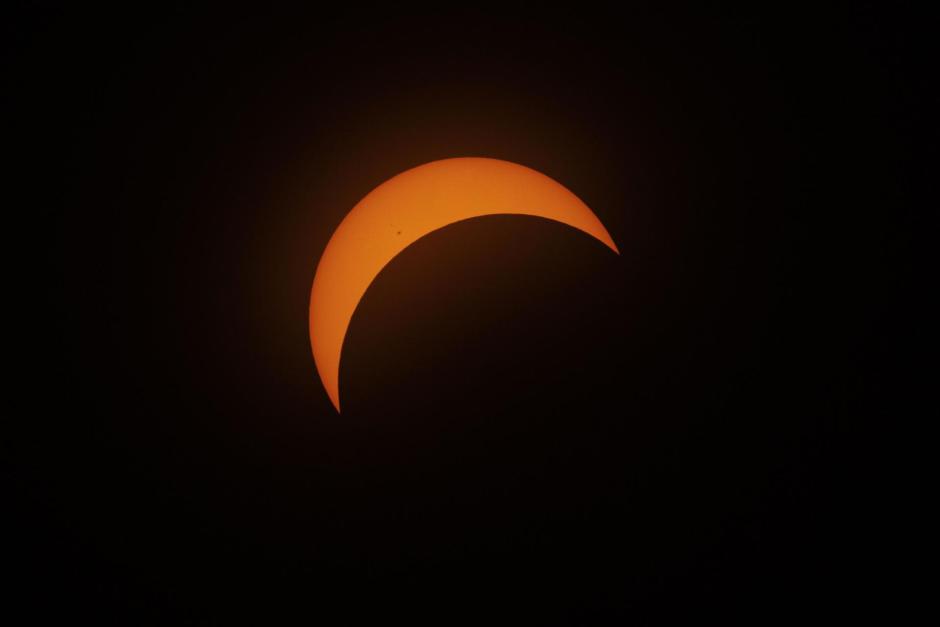 Vista de la Luna delante del sol durante la aproximación del eclipse solar total sobre Huntington, Vermont, EE.UU.