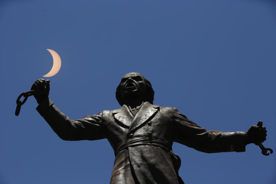 Fotografía con una doble exposición desde la cámara del eclipse solar este lunes, en la ciudad de Guadalajara, Jalisco (México)