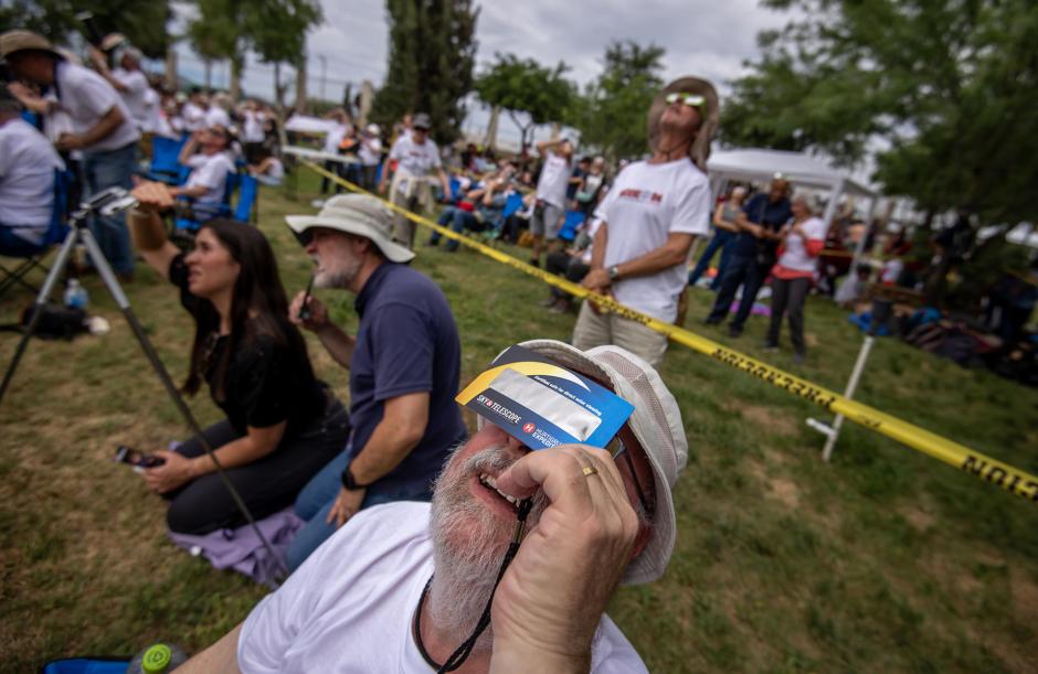 Personas observan el eclipse solar este lunes, en la ciudad de Torreón, Coahuila (México).