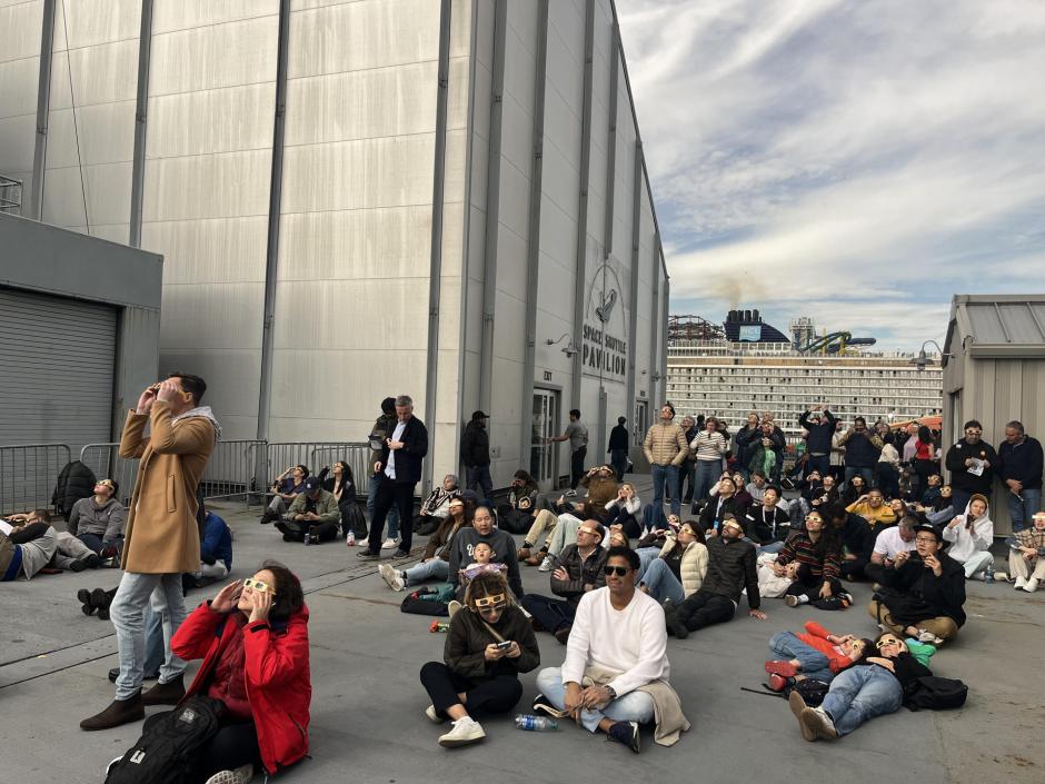 Varias personas se reúnen para observar el eclipse solar este lunes, en el Museo Intrepid, en Nueva York (Estados Unidos). El eclipse solar que atravesó este lunes toda Norteamérica se convirtió en una atracción efímera a su paso por Nueva York