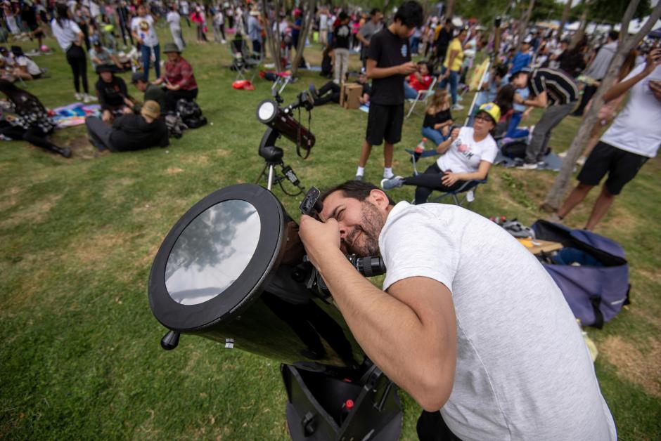 Un hombre observa con un telescopio el eclipse solar de este lunes, en la ciudad de Torreón, Coahuila (México)