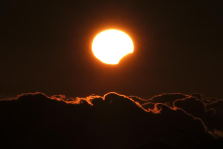 Las islas más occidentales de Canarias han sido uno de los pocos puntos de España desde donde se ha visto el eclipse solar de este 8 de abril, aunque de forma parcial. En la imagen, el eclipse fotografiado desde el exterior del Observatorio Astronómico del Teide, en Izaña (Tenerife), a 2.364 metros de altitud