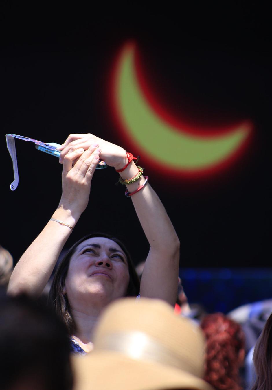 Personas observan el eclipse solar este lunes, en la ciudad de Pachuca (México)