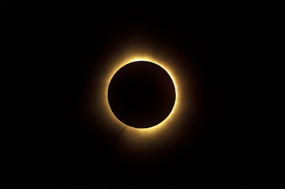 Eclipse solar total en Montreal, QC, Canadá. Captura del momento de la totalidad en el que la corona solar es visible, ilustrando un importante fenómeno astronómico.