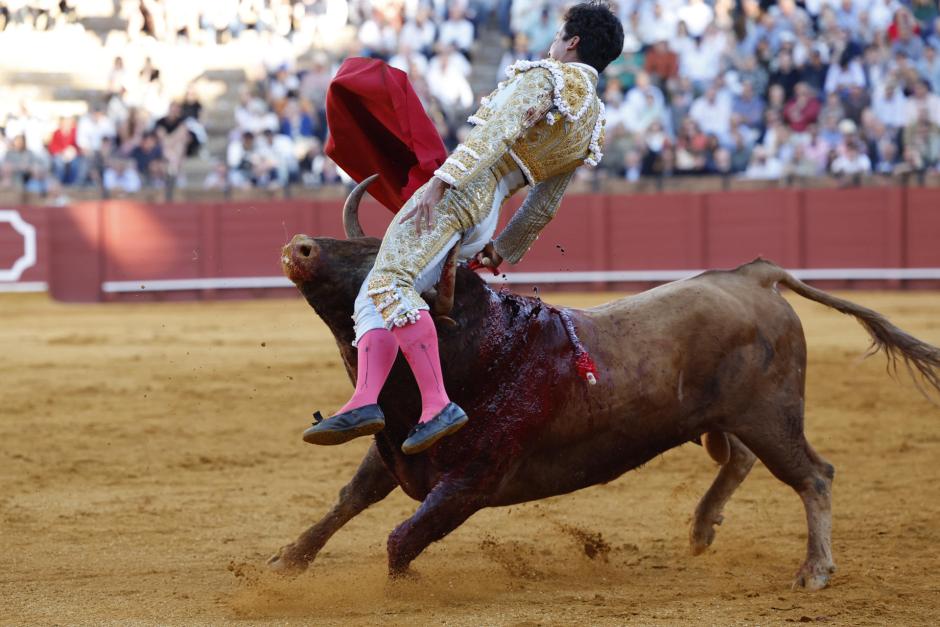 El torero mexicano Leo Valadez, en su percance en la arena de Sevilla