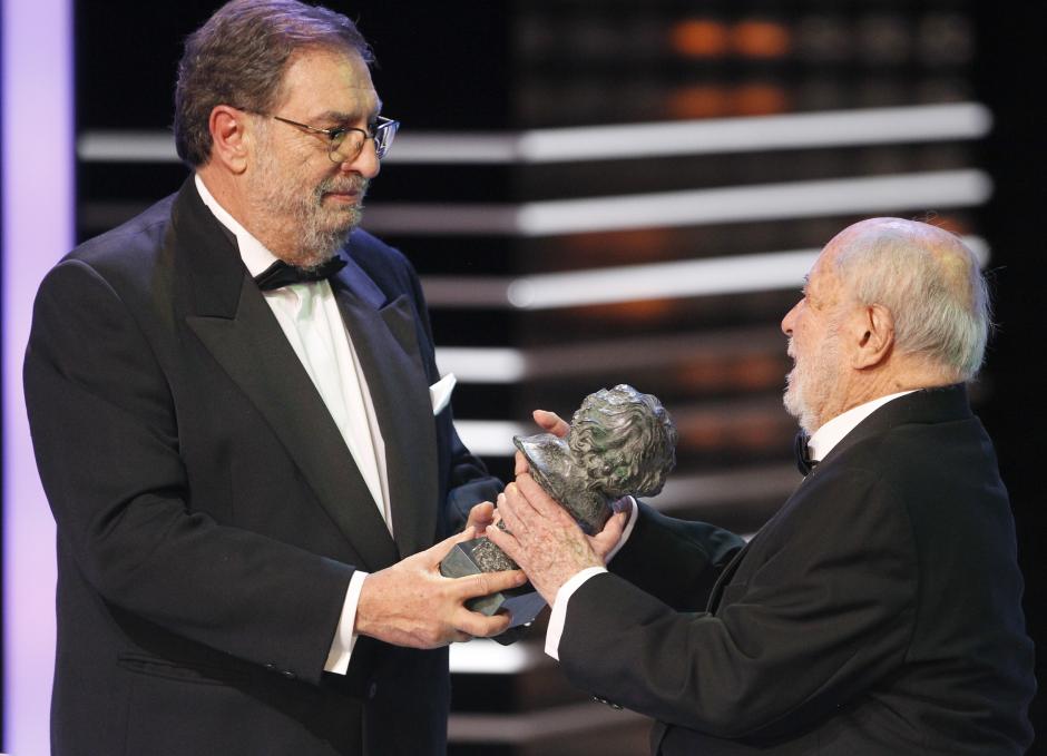 Jaime de Armiñan, en el momento en que recogió el Goya de Honor que le entregó Enrique Gonzalez Macho en 2014