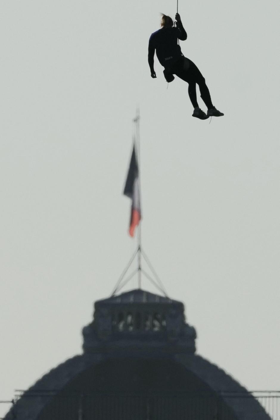 Garnier escalando la Torre Eiffel