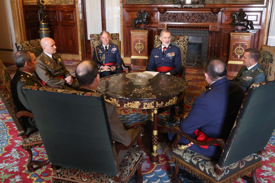 El Rey conversa con los militares que le han visitado en el Palacio Real