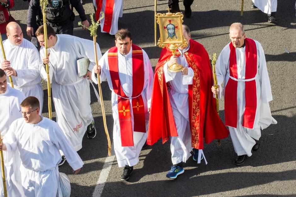 Varios sacerdotes llevan la reliquia de Santa Faz durante la Romería de la Santa Faz