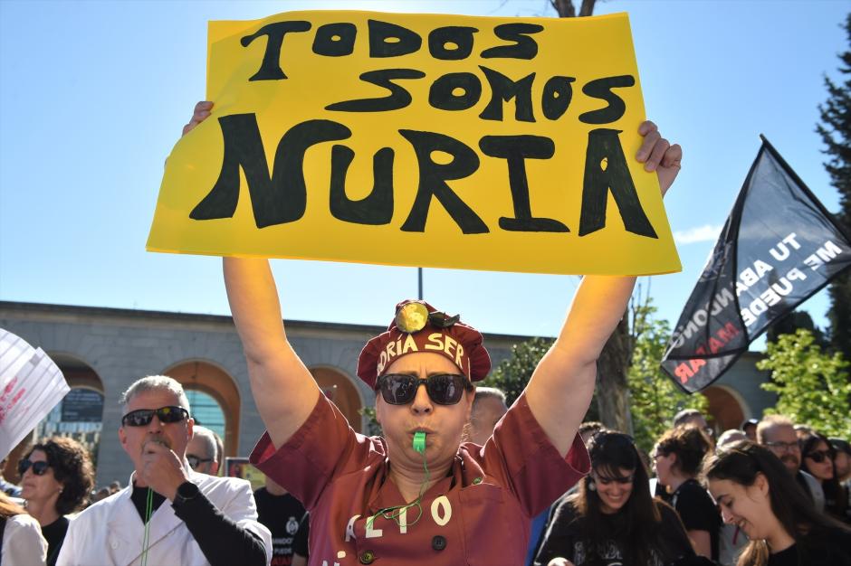 Una mujer con un cartel en apoyo a Nuria durante la protesta