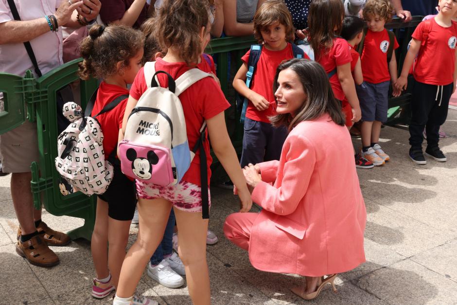 Doña Letizia se agacha para saludar a unos niños que aguardaban su llegada en Las Palmas