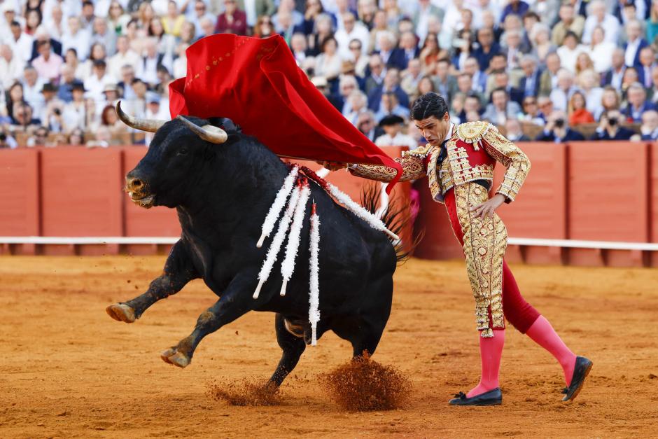 El torero Pablo Aguado lidia su primer toro de la tarde
