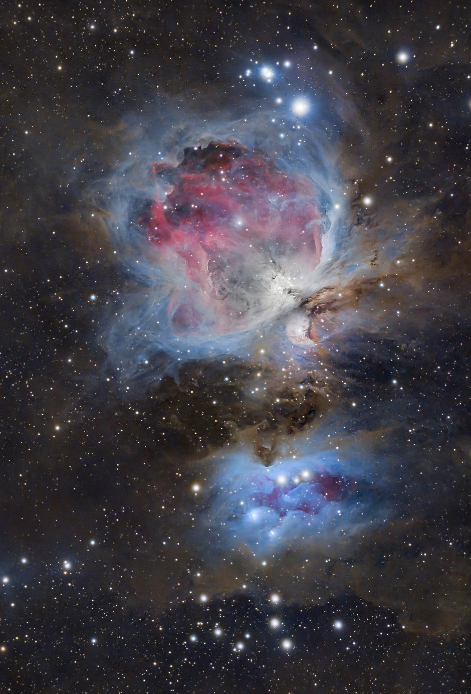 Imagen compuesta por la integración de 3 horas de exposiciones fotográficas que muestra las nebulosas del hombre corriendo (i) a unos 1.600 años luz de distancia y la nebulosa de Orión (M42) a unos 1.350 años luz de distancia. Ambas están situadas en la zona conocida como la espada de la constelación de Orión desde la localidad cántabra de La Hayuela