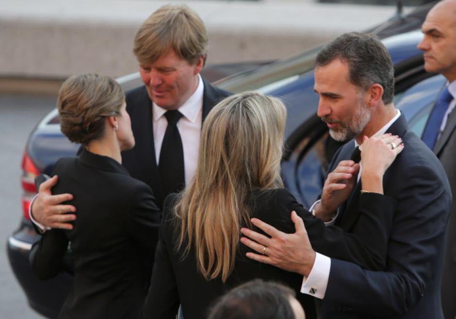 Don Felipe y Doña Letizia, con los Reyes de los Países Bajos, a la salida del funeral de Kardam de Bulgaria, en Madrid en 2015