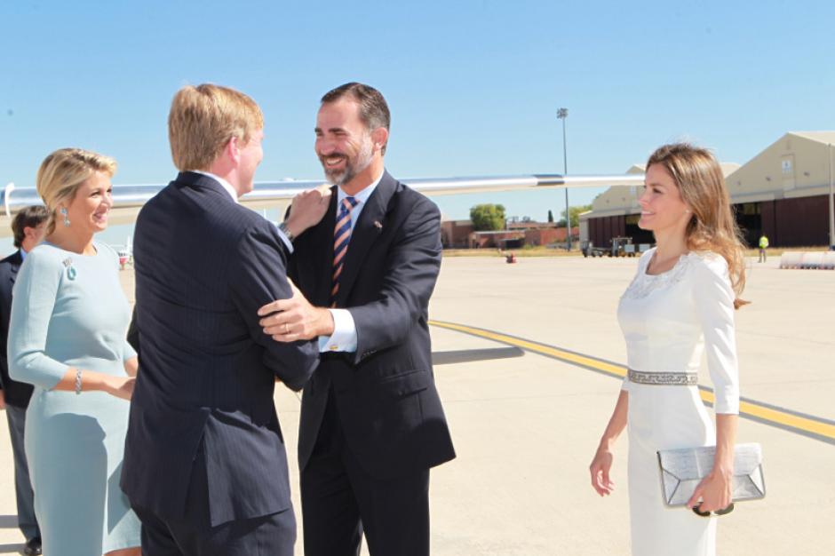Don Felipe y Doña Letizia reciben a Guillermo y Máxima en el aeropuerto de Madrid en 2013