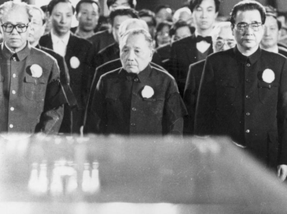 Zhao Ziyang, Deng Xiaoping y Li Peng en el funeral de Hu Yaobang en el Gran Salón del Pueblo, el 22 de abril de 1989