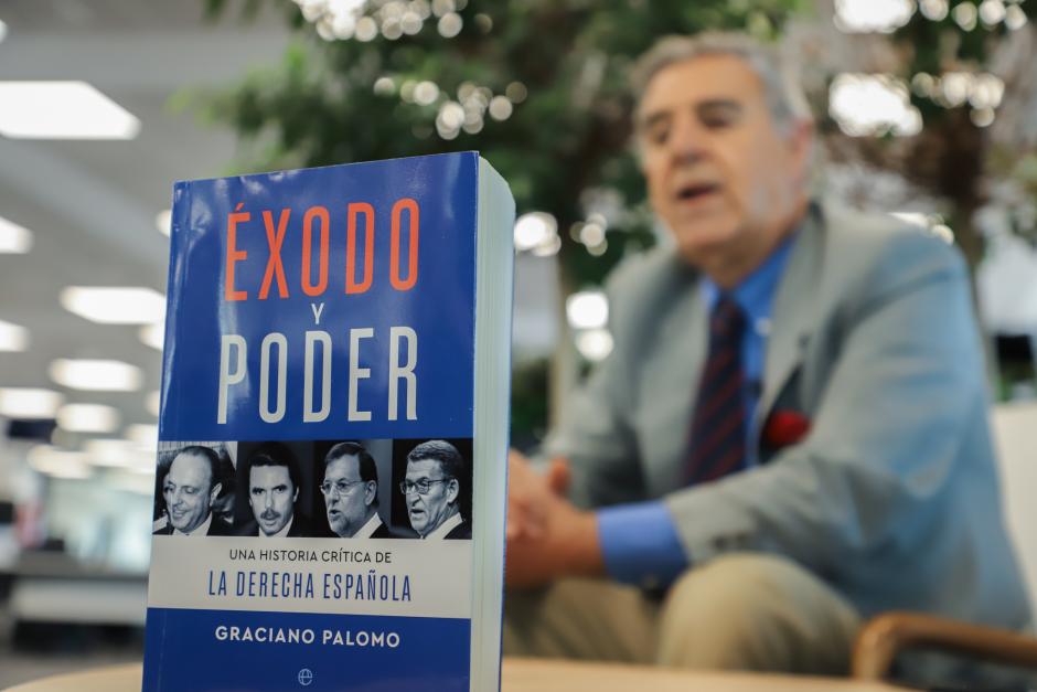 Graciano Palomo en la redacción de El Debate con su libro Éxodo y Poder