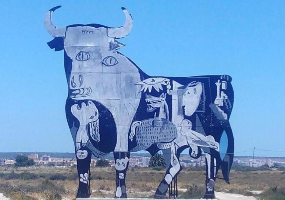 El toro ha sido objeto de arte y vandalismo en numerosas ocasiones