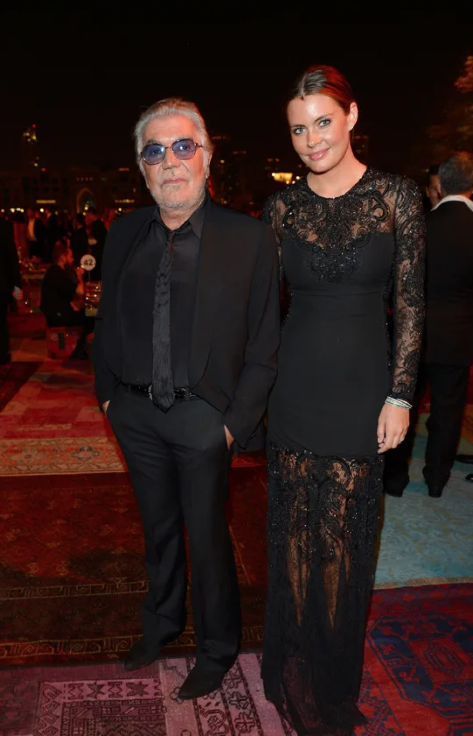 El diseñador italiano Roberto Cavalli junto con su tercera esposa Sandra Nilsson