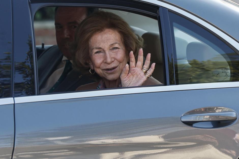 Doña Sofía saluda desde el coche, tras abandonar el hospital