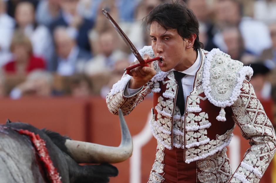 Andrés Roca Rey, con la espada ante su primer toro de la tarde