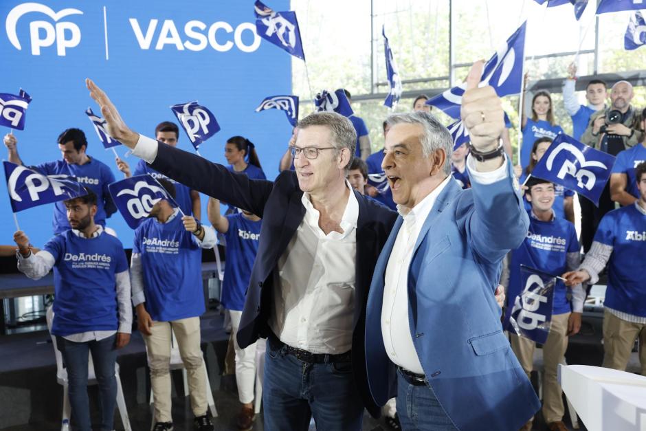 El presidente del PP, Alberto Núñez Feijóo (i), ha intervenido este domingo en Bilbao en un acto electoral del PP vasco junto al candidato a lehendakari, Javier de Andrés
