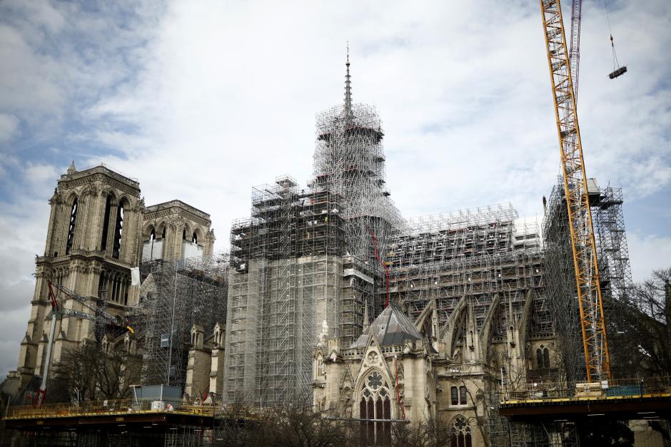 Los trabajadores de reconstrucción comienzan a retirar los andamios alrededor de la aguja de Notre Dame en París el pasado mes de febrero