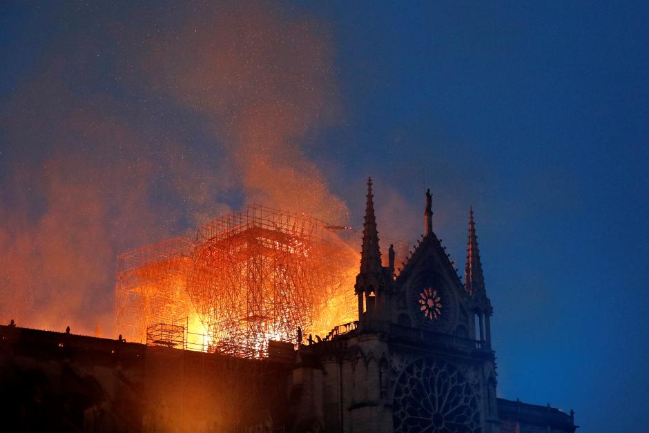 Las llamas arrasan el tejado de la catedral de Notre Dame