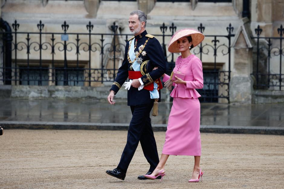 La Reina Letizia, con su look rosa, en la coronación de Carlos III
