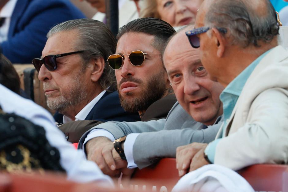 El futbolista Sergio Ramos (segundo por la izquierda), junto a su padre (primero por la izquierda) en el tendido de la Plaza de toros de Sevilla
