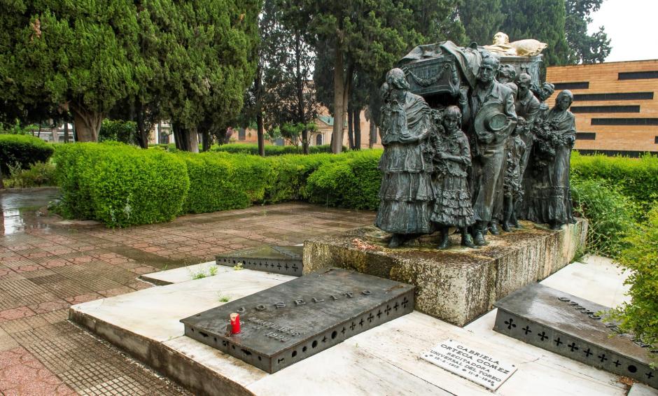 Panteón del matador de toros, José Gómez Ortega 'El Gallo' (1895-1920), realizado por el escultor valenciano Mariano Benlliure en el cementerio de San Fernando (Sevilla)