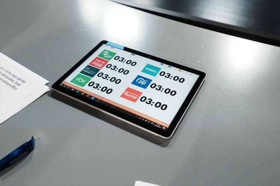 Una tablet con los tiempos asignados a cada candidato durante el debate electoral para las elecciones vascas del 21 de abril