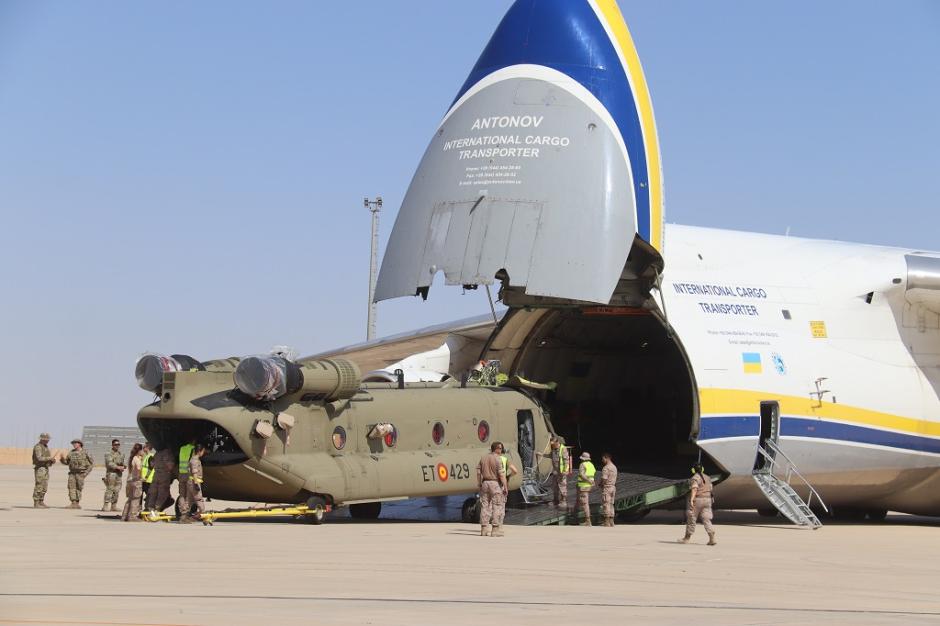 Carga de helicóptero ‘ Cougar’ en Irak para su regreso a España