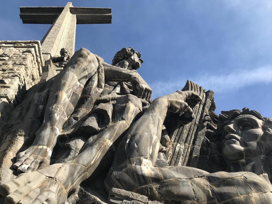 Las gigantescas esculturas de los cuatro evangelistas, obra de Juan de Ávalos, en la base de la cruz