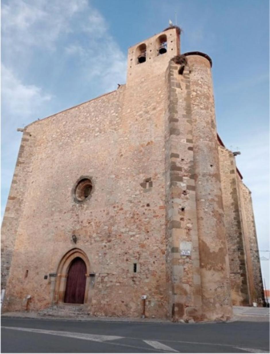 La imponente iglesia de San Pedro, con su apariencia de fortaleza