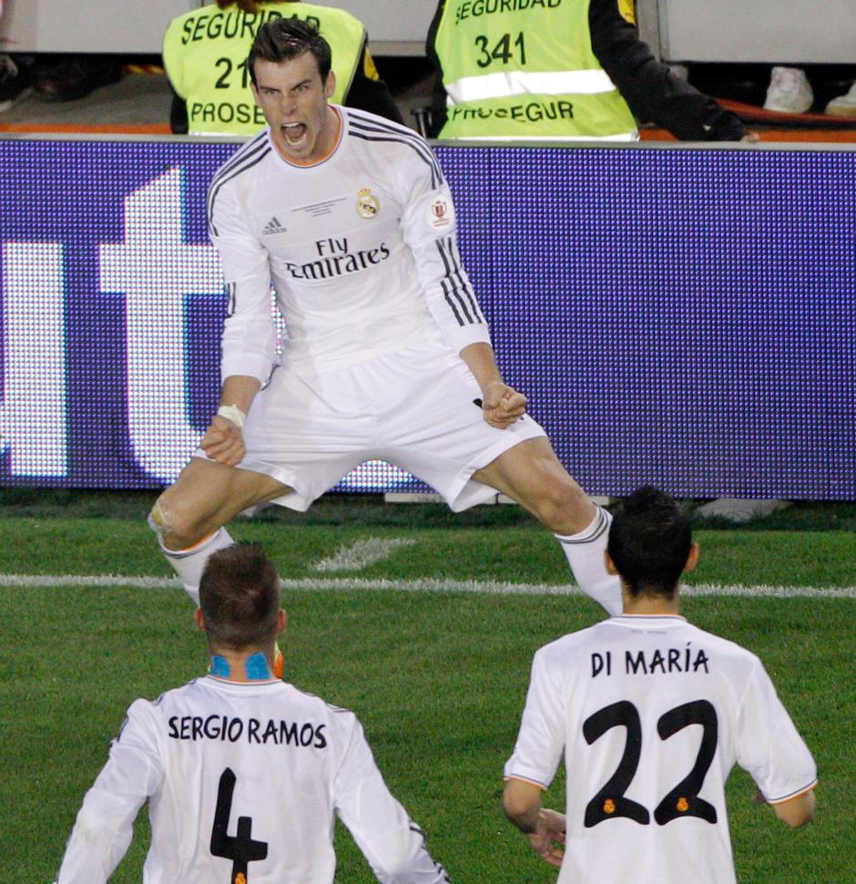 El jugador galés del Real Madrid Gareth Bale celebra tras marcar el segundo gol ante el FC Barcelona, durante la final de la Copa del Rey disputada esta noche en el estadio de Mestalla, en Valencia. EFE/Juan Carlos Cárdenas[corrige "FC Barcelona"]