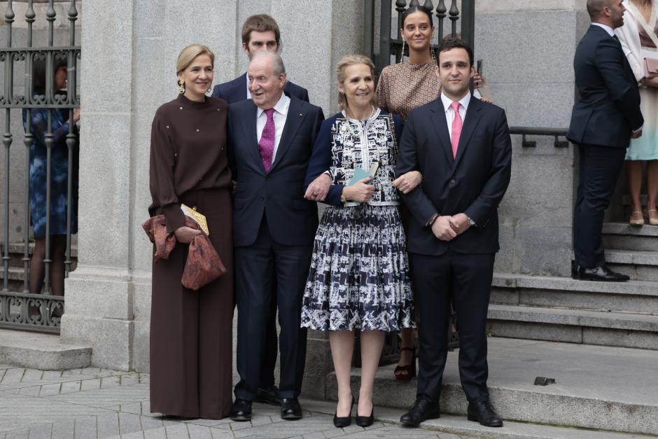 El Rey Juan Carlos, con las Infantas Elena y Cristina y sus nietos Felipe, Juan y Victoria