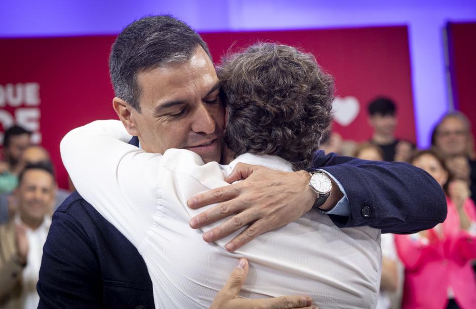 Pedro Sánchez abraza a Eneko Andueza durante un mitin