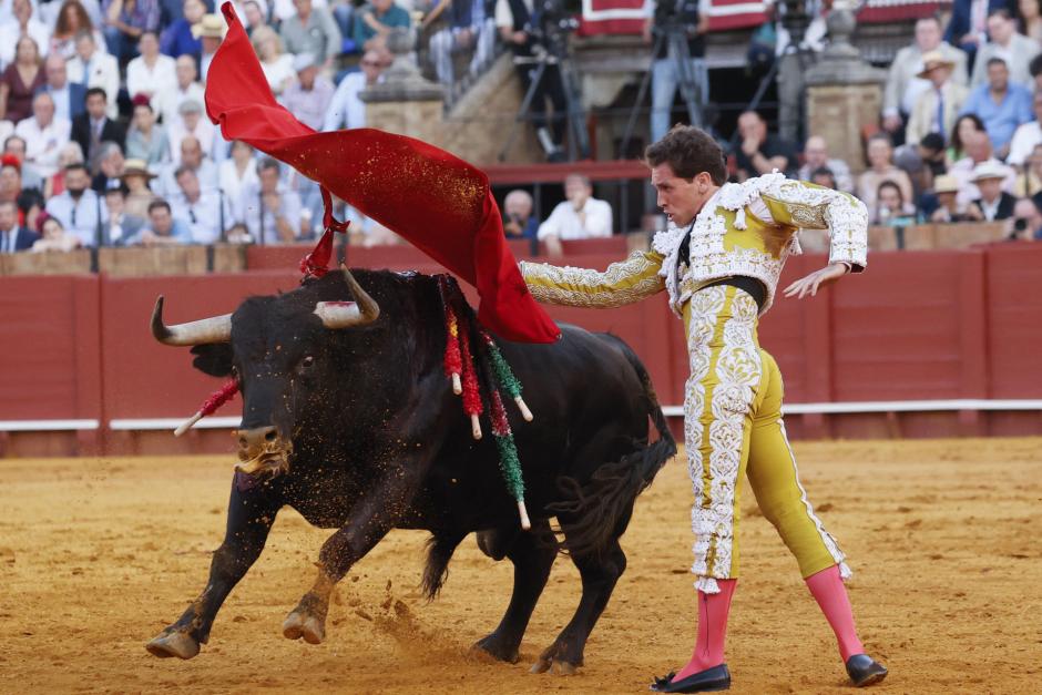 Ginés Marín da un pase de pecho a su segundo toro de este martes en la Maestranza