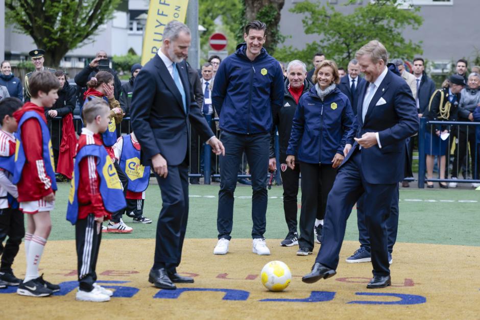 Los Reyes Felipe y Guillermo, durante la visita a un complejo deportivo de la Fundación Cruyff en Ámsterdam