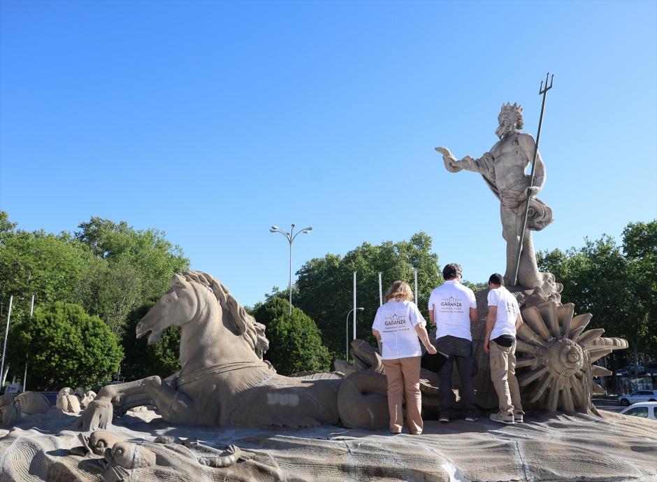 Trabajadora intervienen en la Fuente de Neptuno para su rehabilitación, a 16 de abril de 2024, en Madrid (España). El Ayuntamiento de Madrid realizó el pasado 28 de marzo un diagnóstico del estado de conservación de la Fuente de Neptuno, situada en el céntrico Paseo del Prado y habitual lugar de festejos del Atlético de Madrid, para valorar una posible intervención que mejorase su aspecto. Desde 1898 esta escultura neoclásica, diseñada por el arquitecto Ventura Rodríguez, ha sido escenario de momentos históricos.
16 ABRIL 2024;PATRIMONIO;TRABAJOS DE REHABILITACIÓN;FUENTE DE NEPTUNO;MADRID
Marta Fernández / Europa Press
16/4/2024