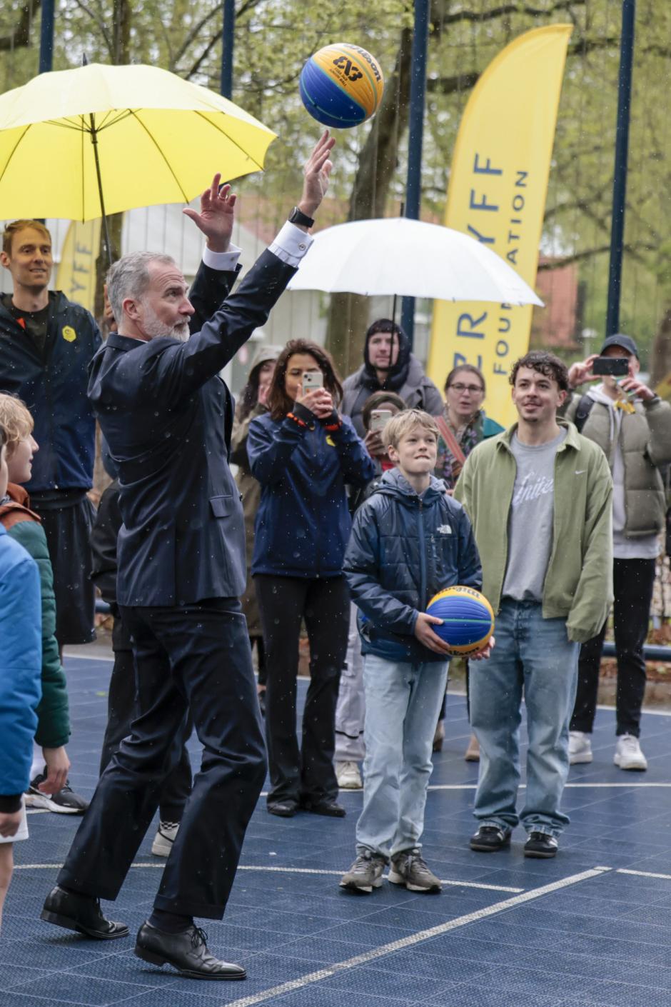El Rey practica baloncesto en las instalaciones de la Fundación Cruyff de Ámsterdam