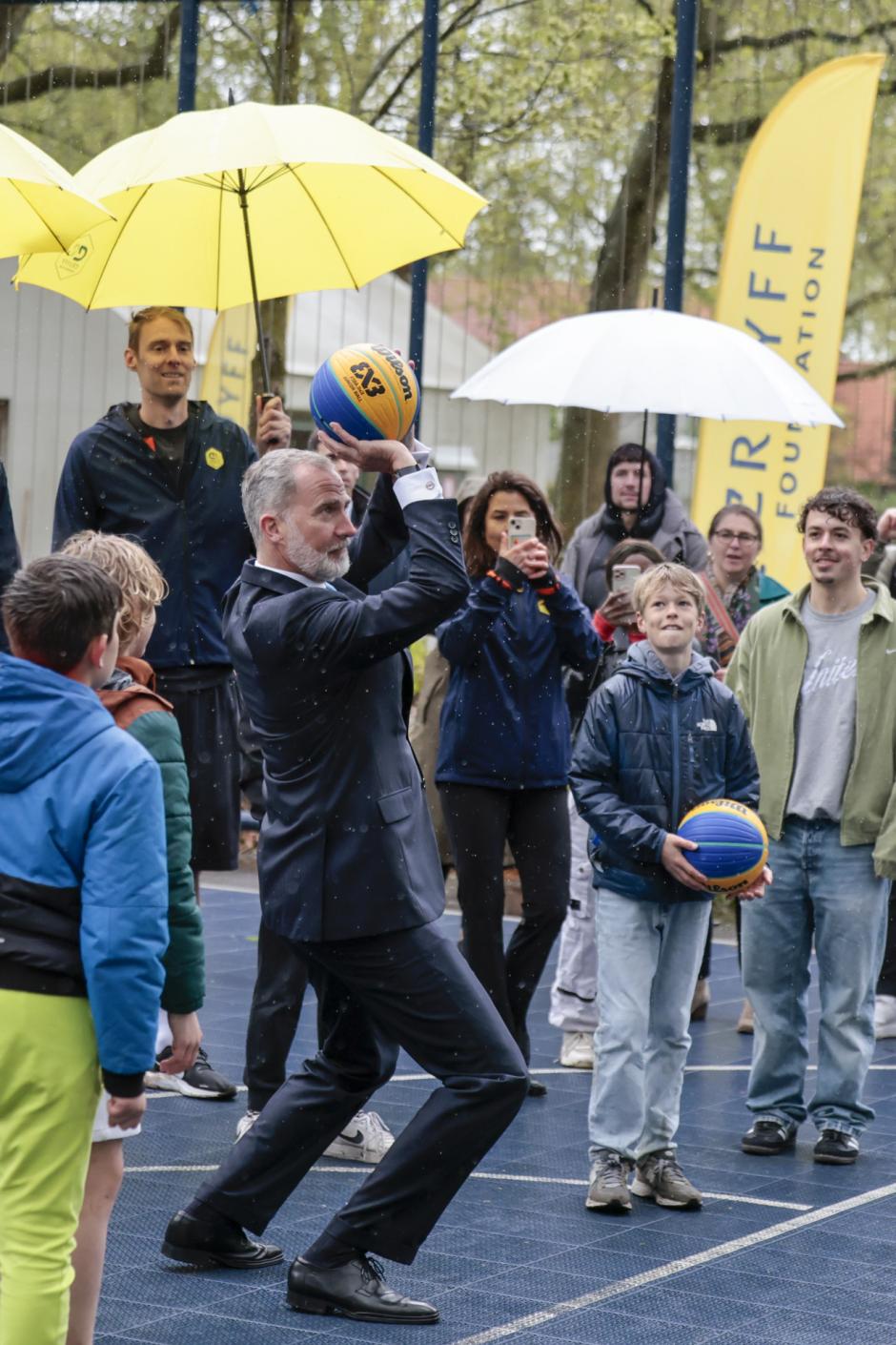 El Rey lanza la pelota mientras juega al baloncesto en la Fundación Cruyff de Ámsterdam
