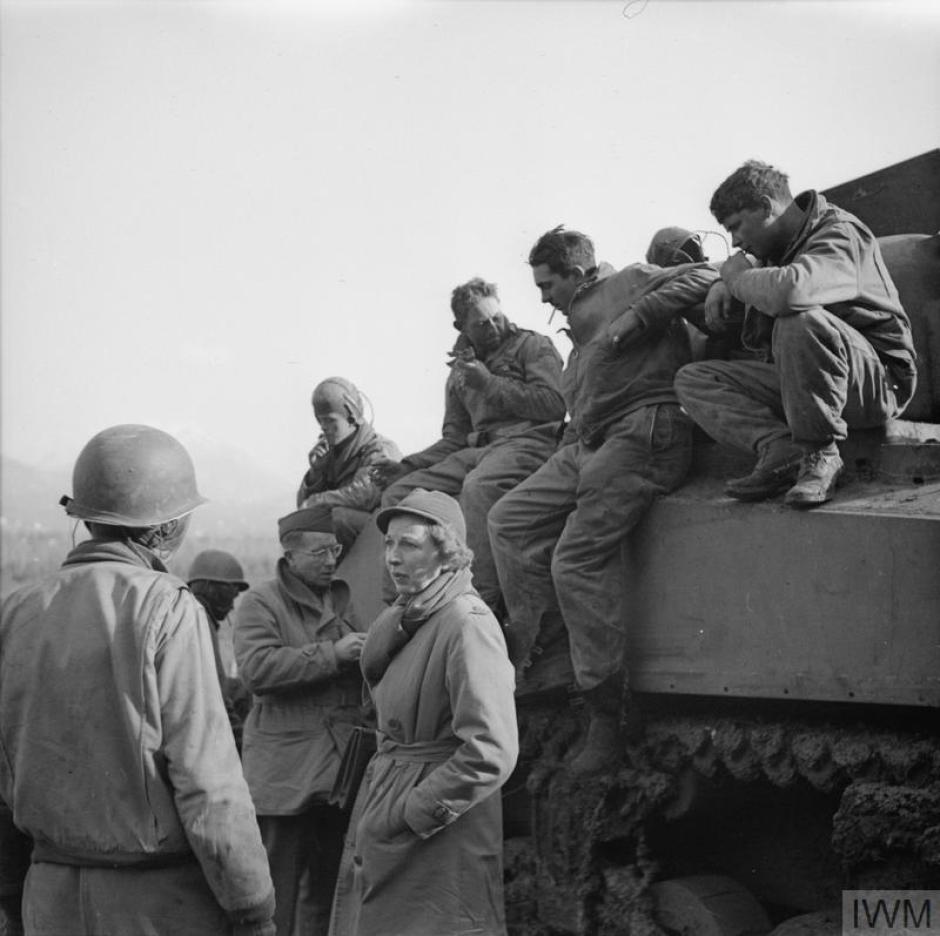 La corresponsal de guerra Martha Gellhorn recorre el frente de batalla con el Quinto Ejército, Cassino, Italia, 13 de febrero de 1944