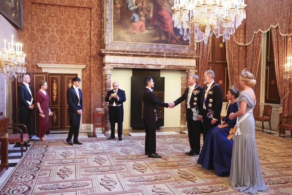 Saludo a los invitados con la Reina Letizia sentada durante la visita de Estado a los Países Bajos