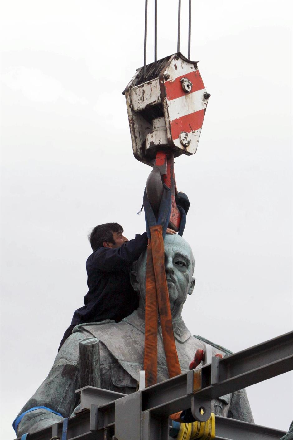 Retirada de la estatua de Franco de Ferrol