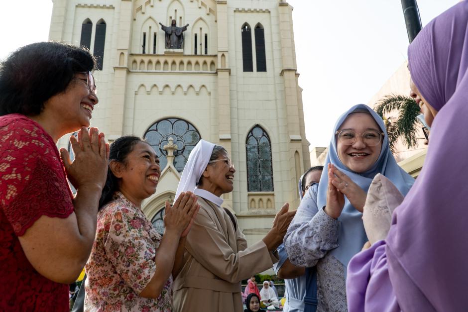 Musulmanas saludan a los fieles de Iglesia tras el fin del ramadán en Malang, Java Oriental