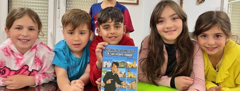 Algunos de los niños del Arciprestazgo de Lucena con el cómic editado