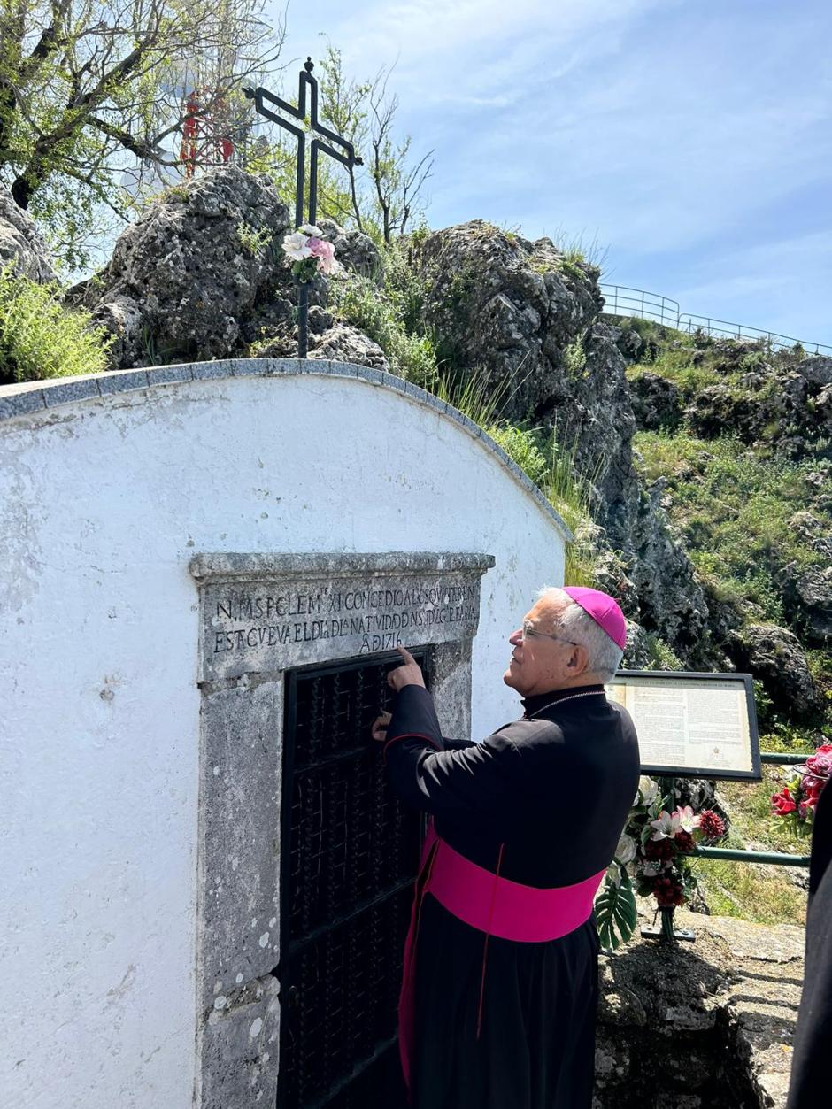 El obispo, Demetrio Fernández, en la Cueva de la Virgen
